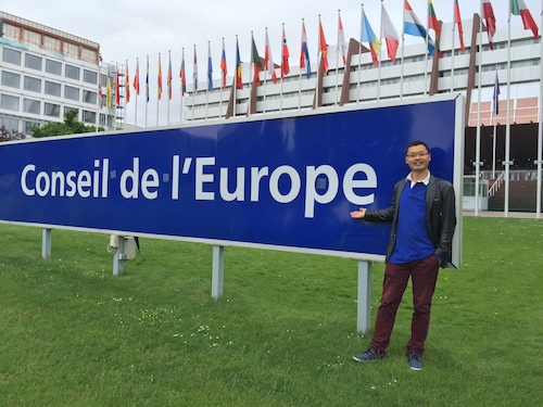 学生最喜爱的老师+巴黎人
+曹健横版照片