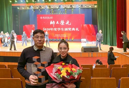 05我校优秀研究生指导教师颁奖典礼上宋永利和研究生合影